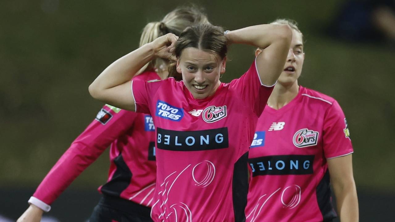 Caoimhe Bray during her bowling spell, Sydney Thunder vs Sydney Sixers, WBBL, Sydney, November 15, 2025