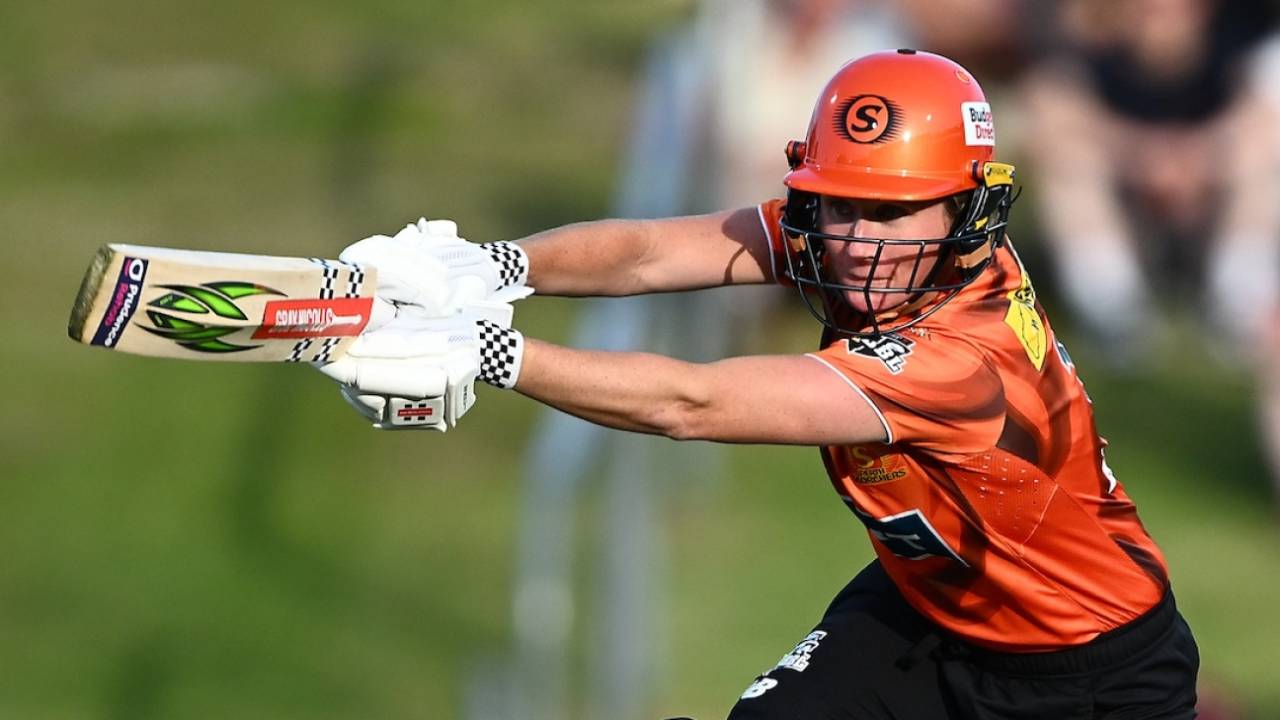 Beth Mooney drives through the off side, Hobart Hurricanes vs Perth Scorchers, WBBL final, Hobart, December 13, 2025