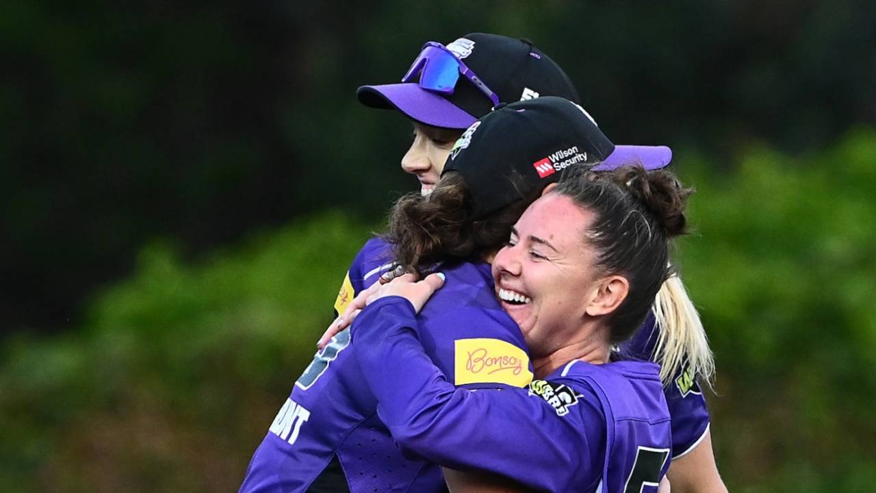 Linset Smith is mobbed after sending back Maddy Darke, Hobart Hurricanes vs Perth Scorchers, WBBL final, Hobart, December 13, 2025