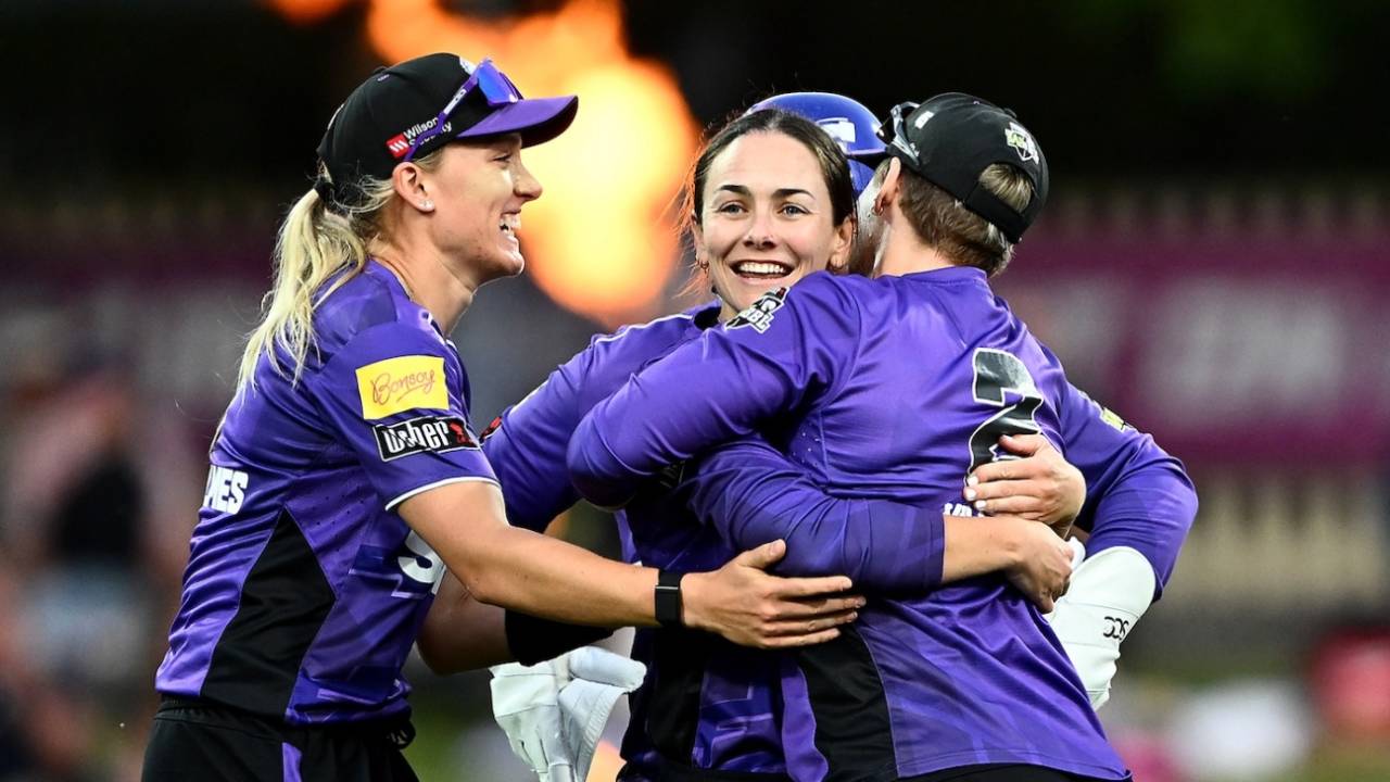 Heather Graham got the big wicket of Beth Mooney, Hobart Hurricanes vs Perth Scorchers, WBBL final, Hobart, December 13, 2025