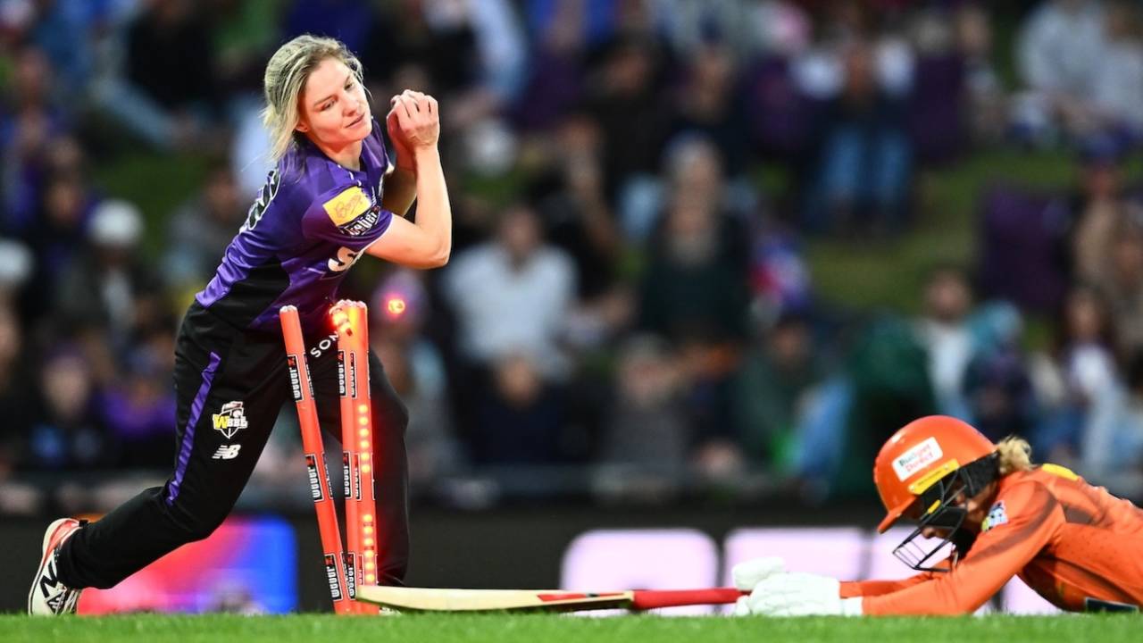 Nicola Carey attempts to run Paige Scholfield out, Hobart Hurricanes vs Perth Scorchers, WBBL final, Hobart, December 13, 2025