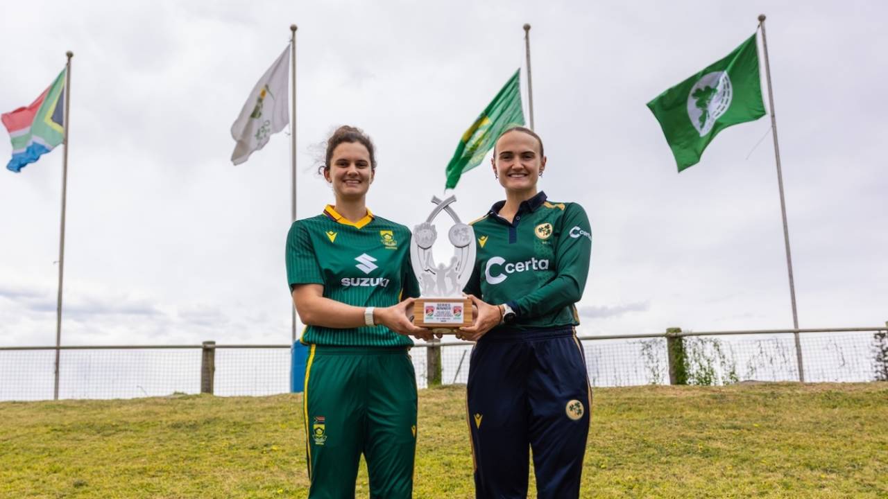 Captains Laura Wolvaardt and Gaby Lewis with the ODI series trophy, East London, December 12, 2025