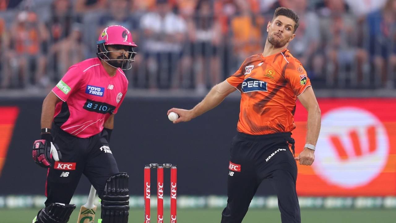 Aaron Hardie took the first wicket of the new season, Perth Scorchers vs Sydney Sixers, BBL 2025-26, Perth, December 14, 2025