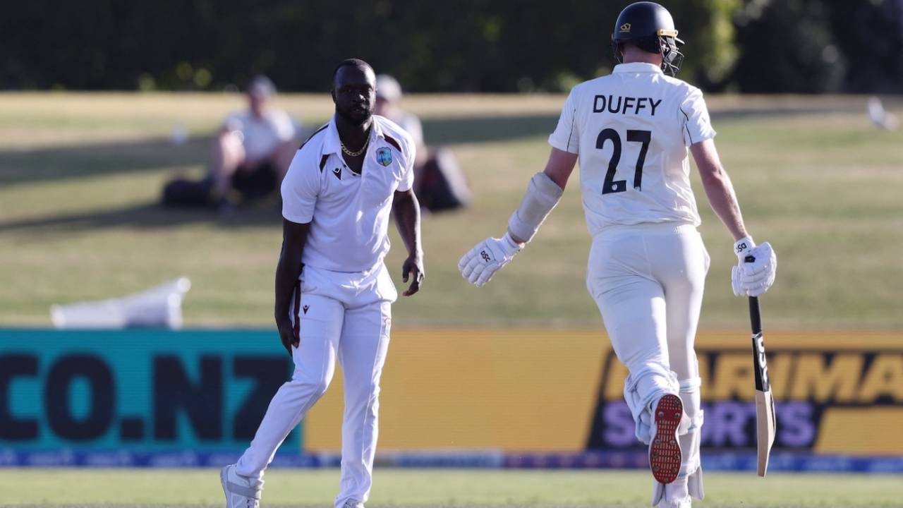 Kemar Roach clutches his hamstring, New Zealand vs West Indies, 3rd Test, Mount Maunganui, 1st day, December 18, 2025