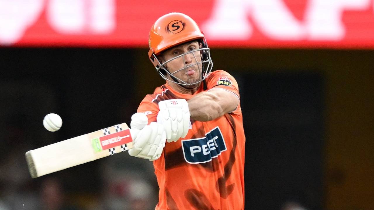 Mitchell Marsh throws his bat at the ball, Brisbane Heat vs Perth Scorchers, BBL, Brisbane, December 19, 2025