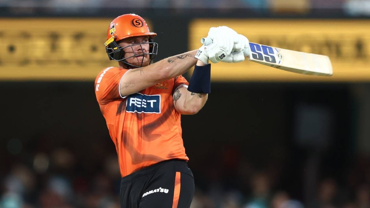 Finn Allen swings the ball away, Brisbane Heat vs Perth Scorchers, BBL, Brisbane, December 19, 2025