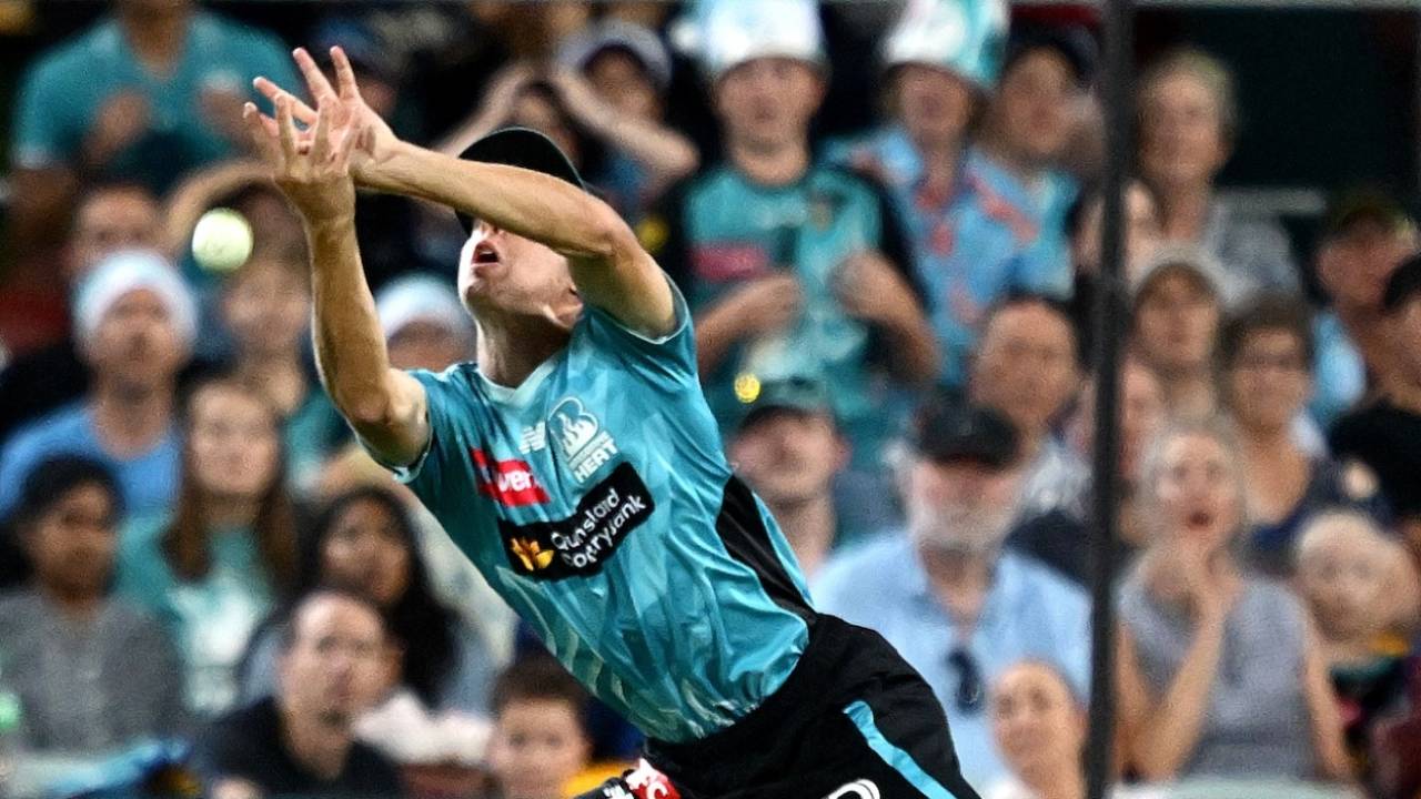 Oliver Patterson drops a catch, Brisbane Heat vs Perth Scorchers, BBL, Brisbane, December 19, 2025