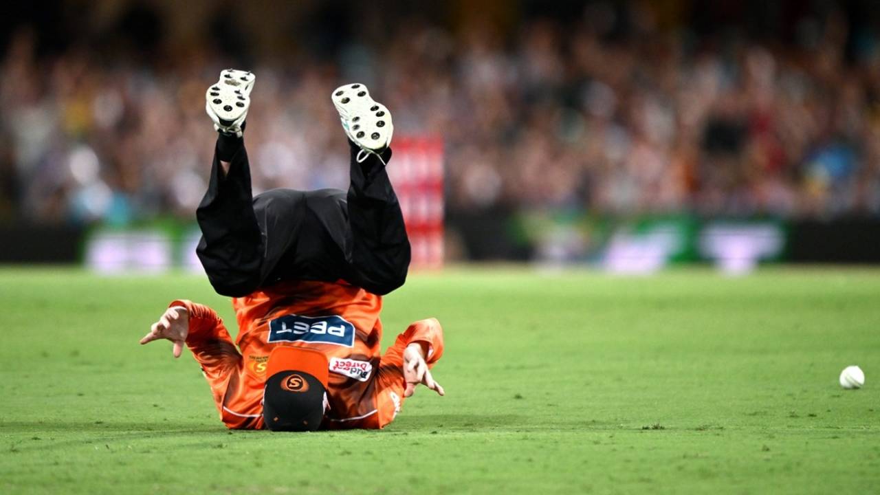 Ashton Turner drops a catch, Brisbane Heat vs Perth Scorchers, BBL, Brisbane, December 19, 2025
