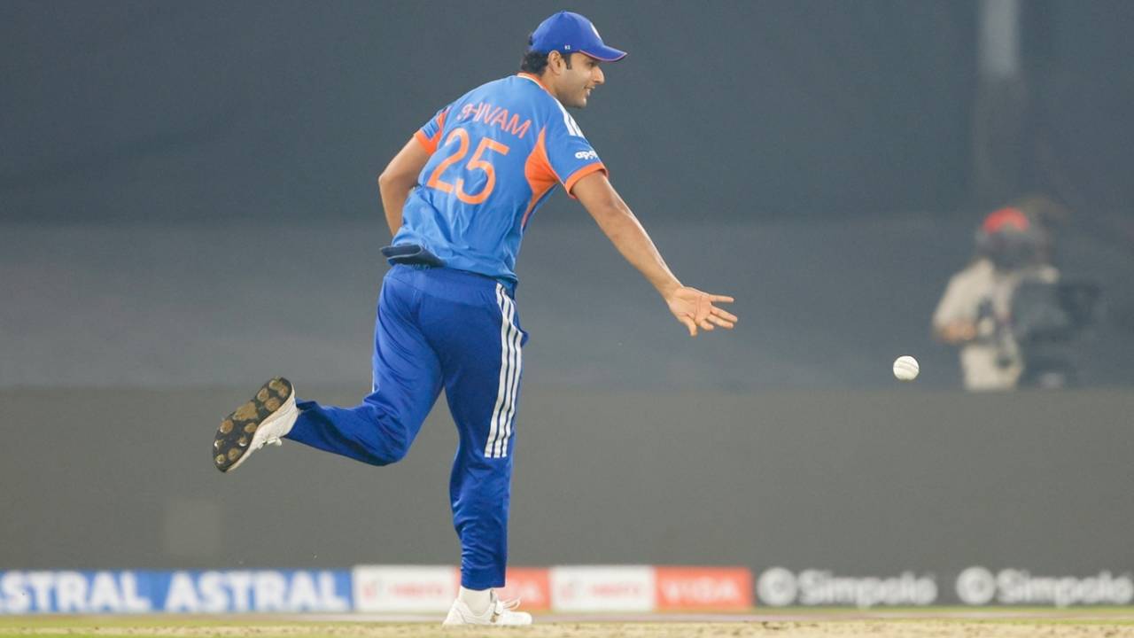 Shivam Dube took a one-handed catch to break South Africa's opening partnership, India vs South Africa, 5th T20I, Ahmedabad, December 19, 2025