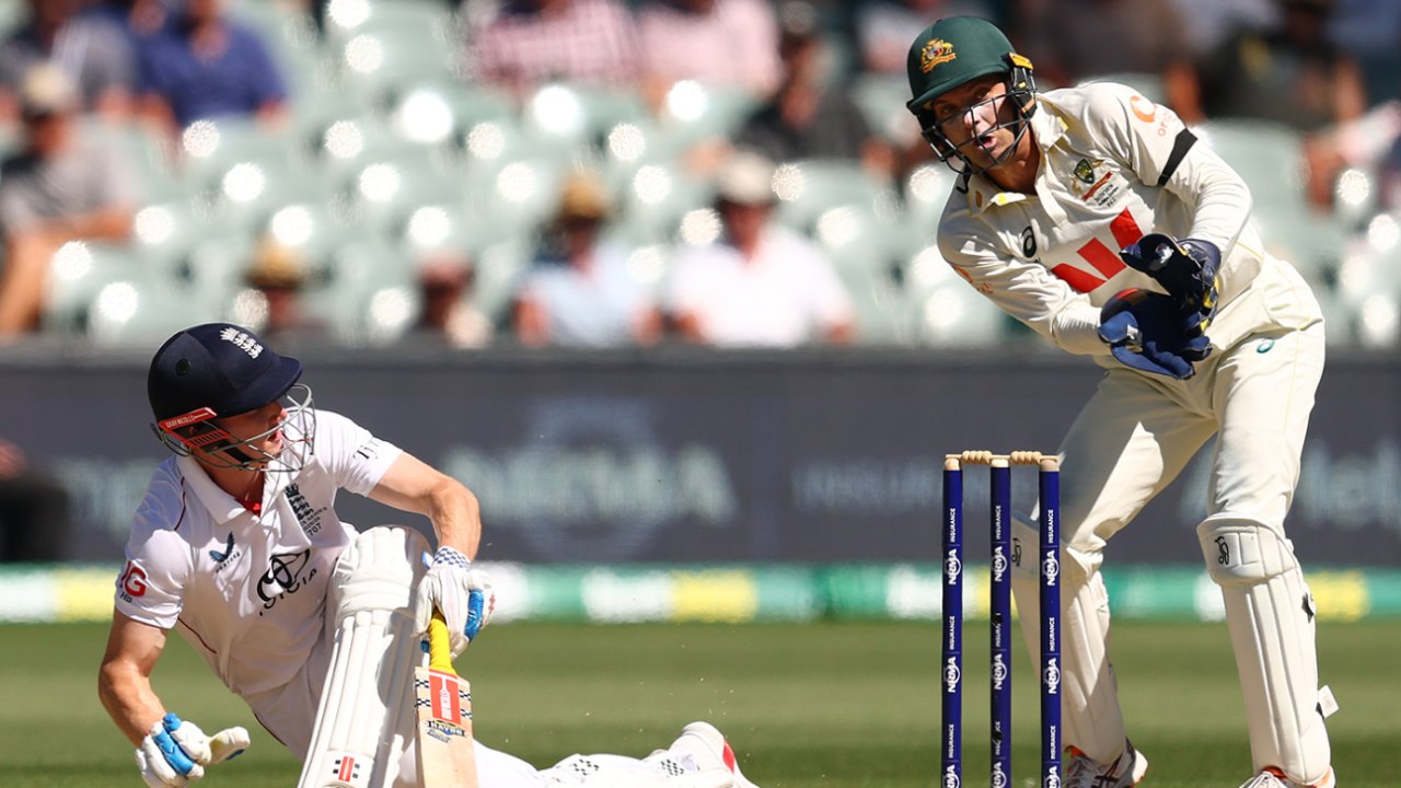 Harry Brook gets into an awkward positon, Australia vs England, 3rd Test, Adelaide, 4th day, December 20, 2025