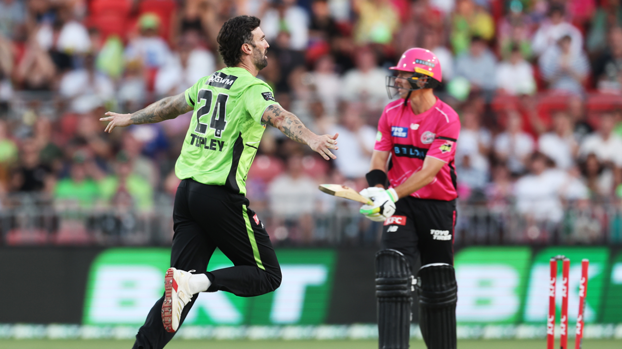 Reece Topley ended Daniel Hughes' positive start, Sydney Thunder vs Sydney Sixers, BBL, ENGIE Stadium, December 20, 2025