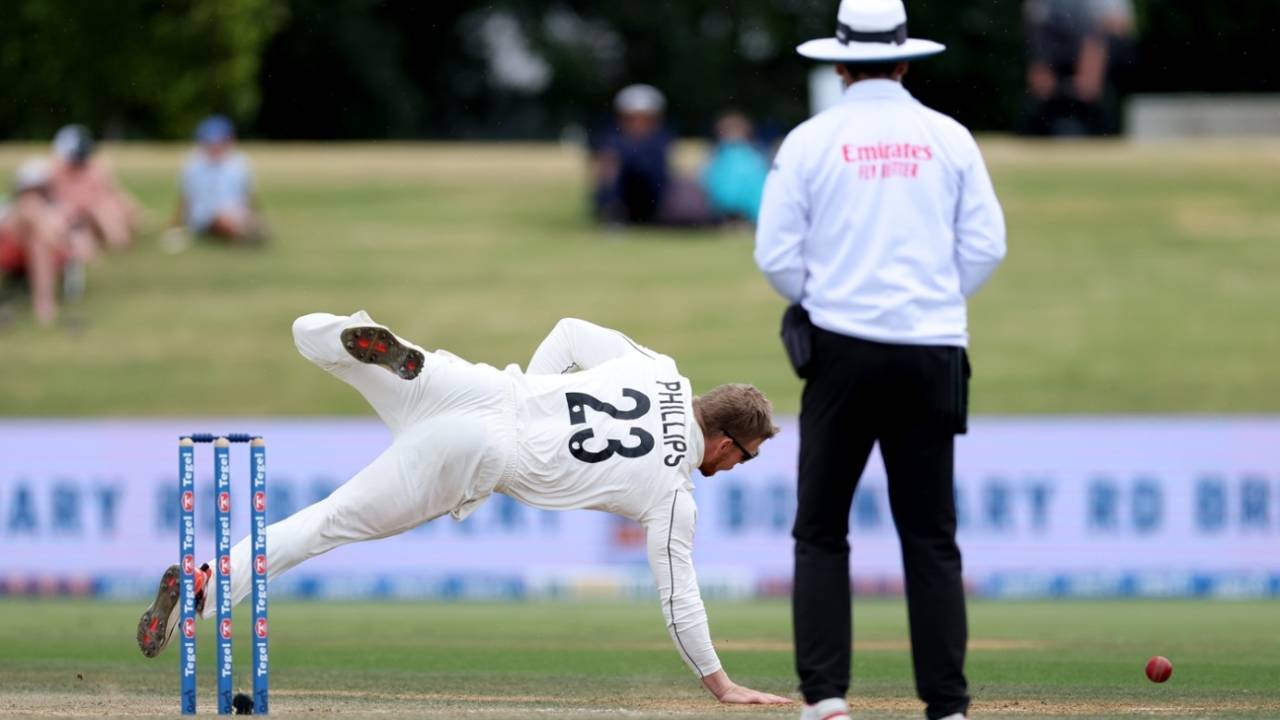Glenn Phillips dives for the ball, New Zealand vs West Indies, 3rd Test, Mount Maunganui, 4th day, December 21, 2025