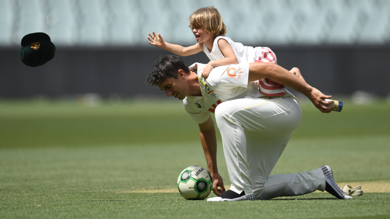 Pat Cummins plays with his son Albie, Australia vs England, 3rd Test, Adelaide, 5th day, December 21, 2025