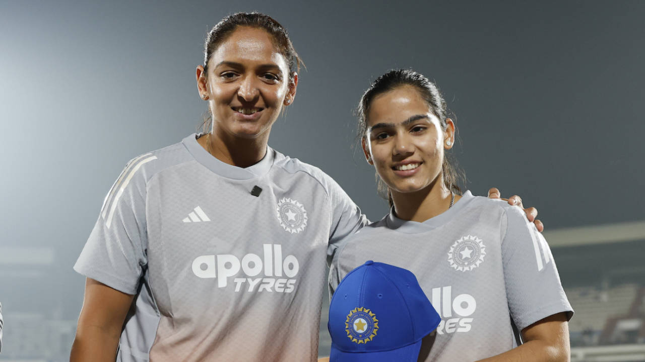 Harmanpreet Kaur presented Vaishnavi Sharma her maiden T20I cap, India vs Sri Lanka, 1st T20I, Visakhapatnam, December 21, 2025