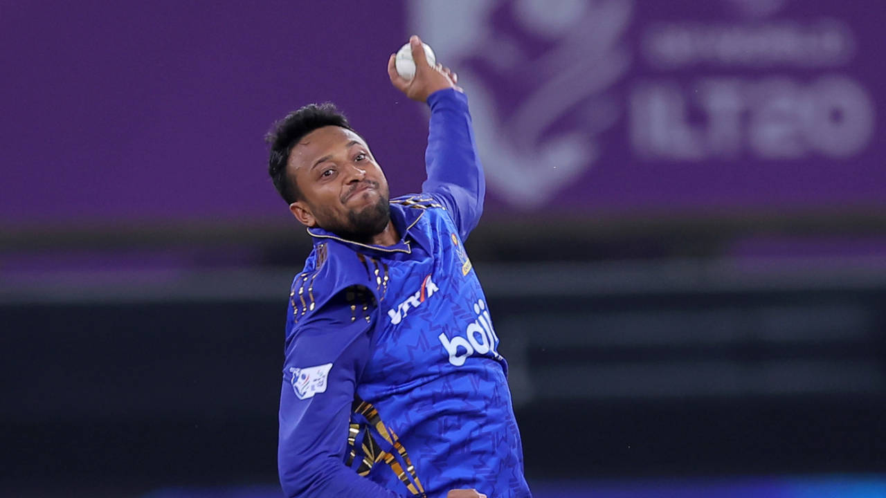 Shakib Al Hasan bowls a delivery, Desert Vipers vs MI Emirates, ILT20 2025-26, Dubai, December 21, 2025