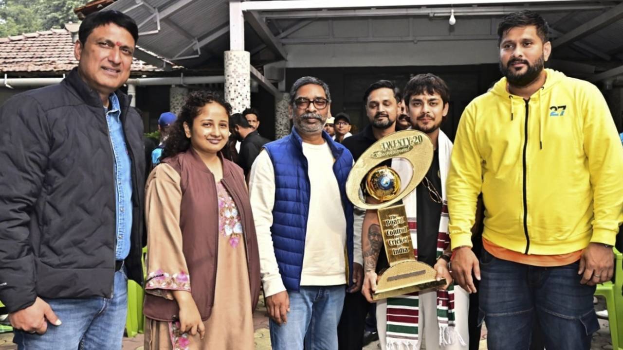 Ishan Kishan, JSCA secretary Saurabh Tiwary and joint secretary Shahbaz Nadeem meet Jharkhand chief minister Hemant Soren, Syed Mushtaq Ali Trophy, Ranchi, December 19, 2025