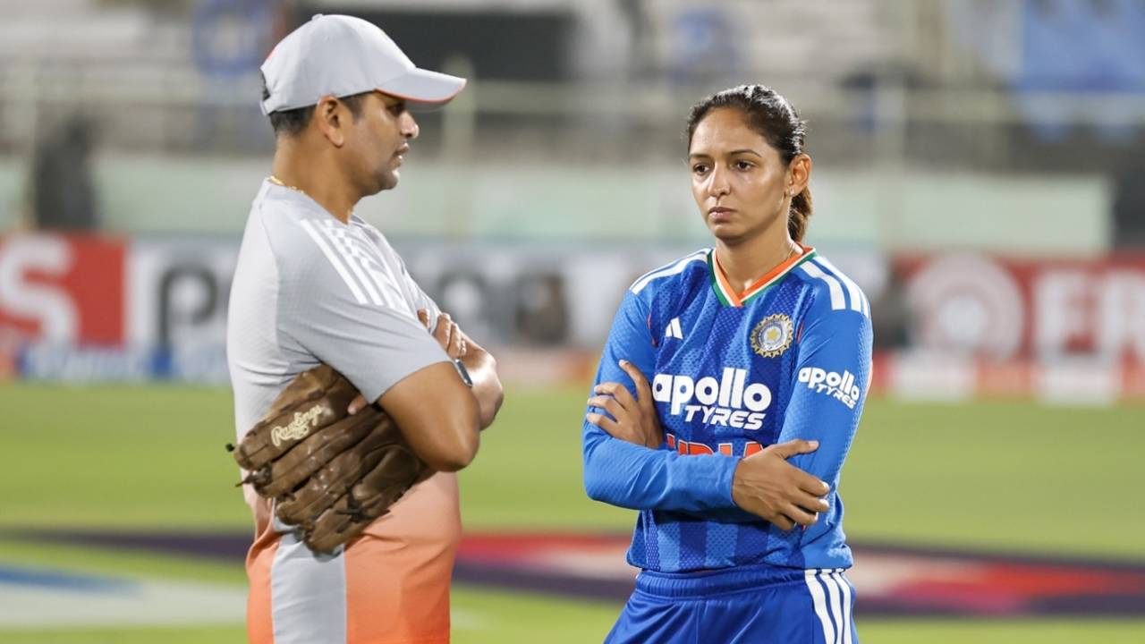 Amol Muzumdar and Harmanpreet Kaur in an intense discussion, India vs Sri Lanka, 2nd Women's T20I, Visakhapatnam, December 23, 2025