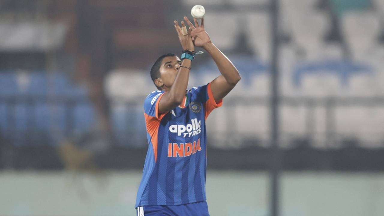 N Shree Charani took a catch off her own bowling, India vs Sri Lanka, 2nd Women's T20I, Visakhapatnam, December 23, 2025