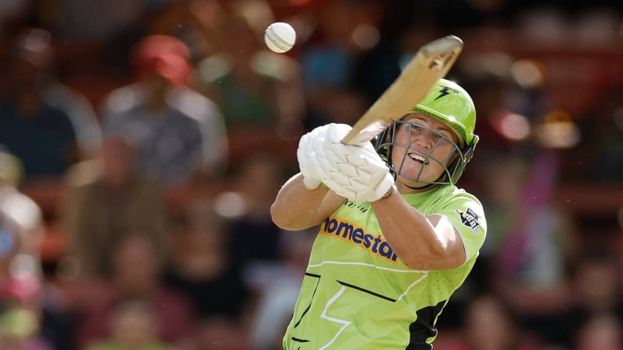 Laura Harris goes for a big one, Sydney Sixers vs Sydney Thunder, WBBL, Sydney, November 30, 2025