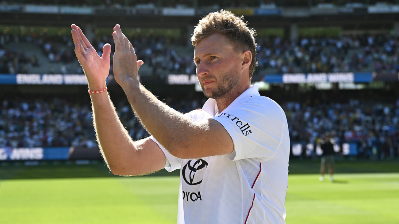 Joe Root applauds the England supporters, Australia vs England, 4th Test, Melbourne, 2nd day, December 27, 2025