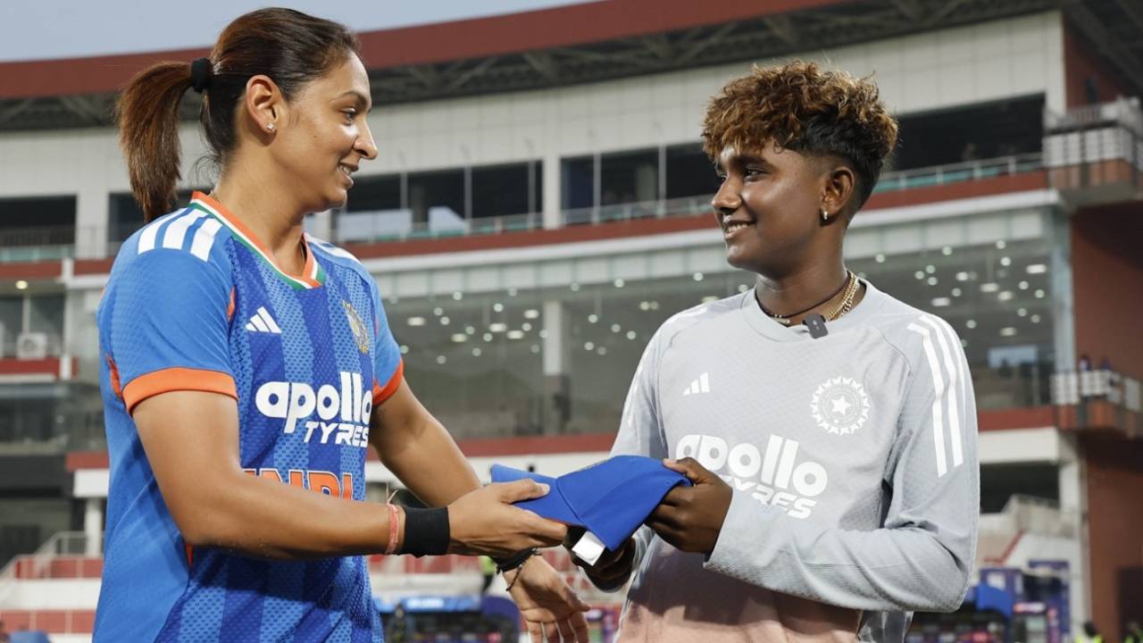 Harmanpreet Kaur presented Gunalan Kamalini her cap on T20I debut, India vs Sri Lanka, 5th Women's T20I, Thiruvananthapuram, December 30, 2025