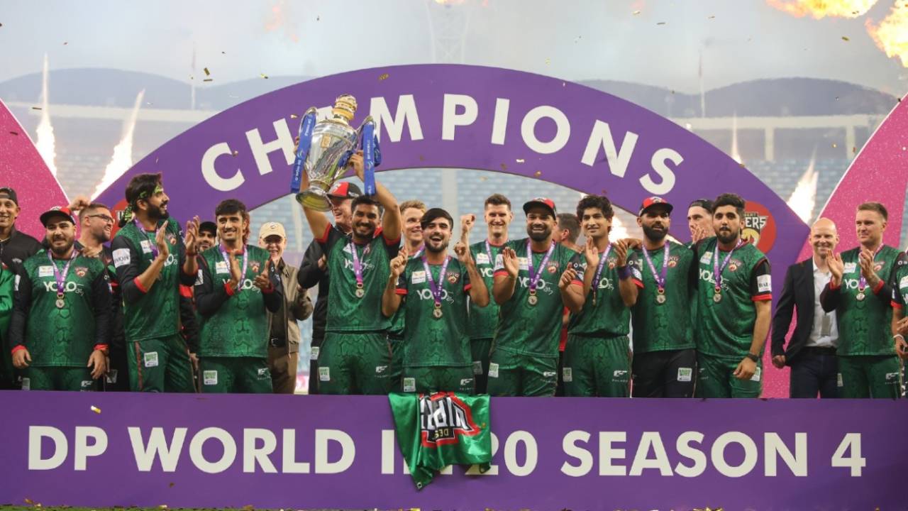 The victorious Desert Vipers team hold the trophy aloft, Desert Vipers vs MI Emirates, ILT20, final, Dubai, January 4, 2026