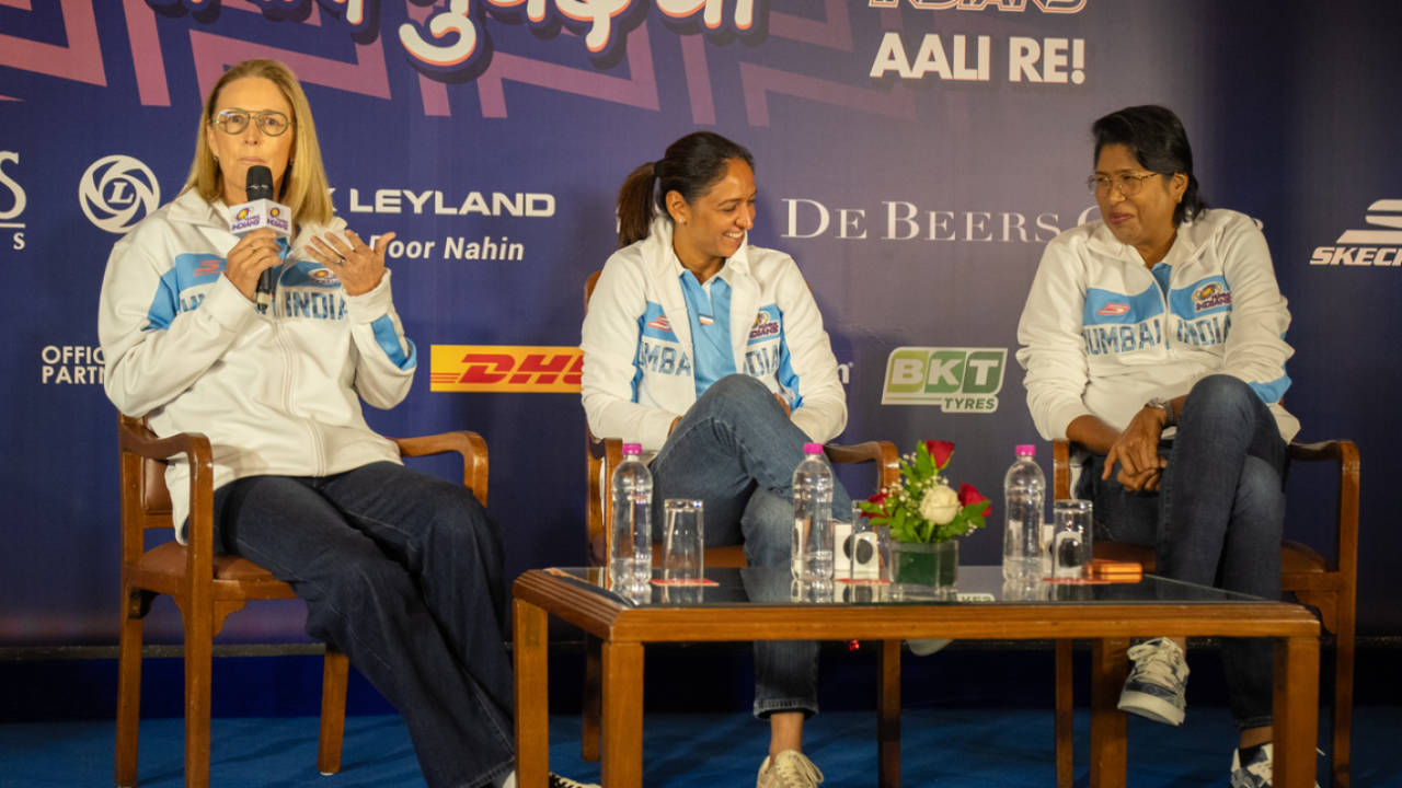 Lisa Keightley, Harmanpreet Kaur and Jhulan Goswami have a chat, Mumbai, January 7, 2025