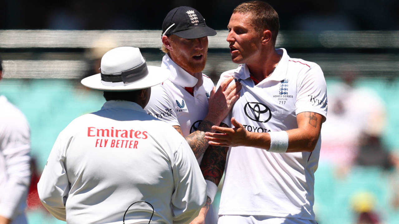 Brydon Carse remonstrates with Ahsan Raza, Australia vs England, 5th Test, Sydney, January 8, 2025