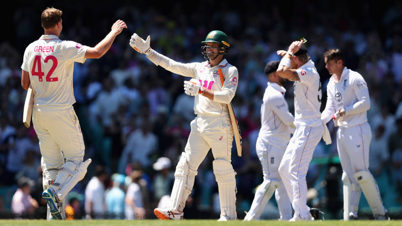 Cameron Green and Alex Carey celebrate getting Australia over the line, Australia vs England, 5th Test, Sydney, January 8, 2025