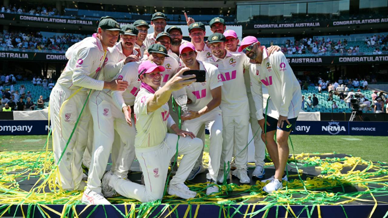 Australia pose with the Ashes trophy after sealing a 4-1 series win, Australia vs England, 5th Test, Sydney, January 8, 2025
