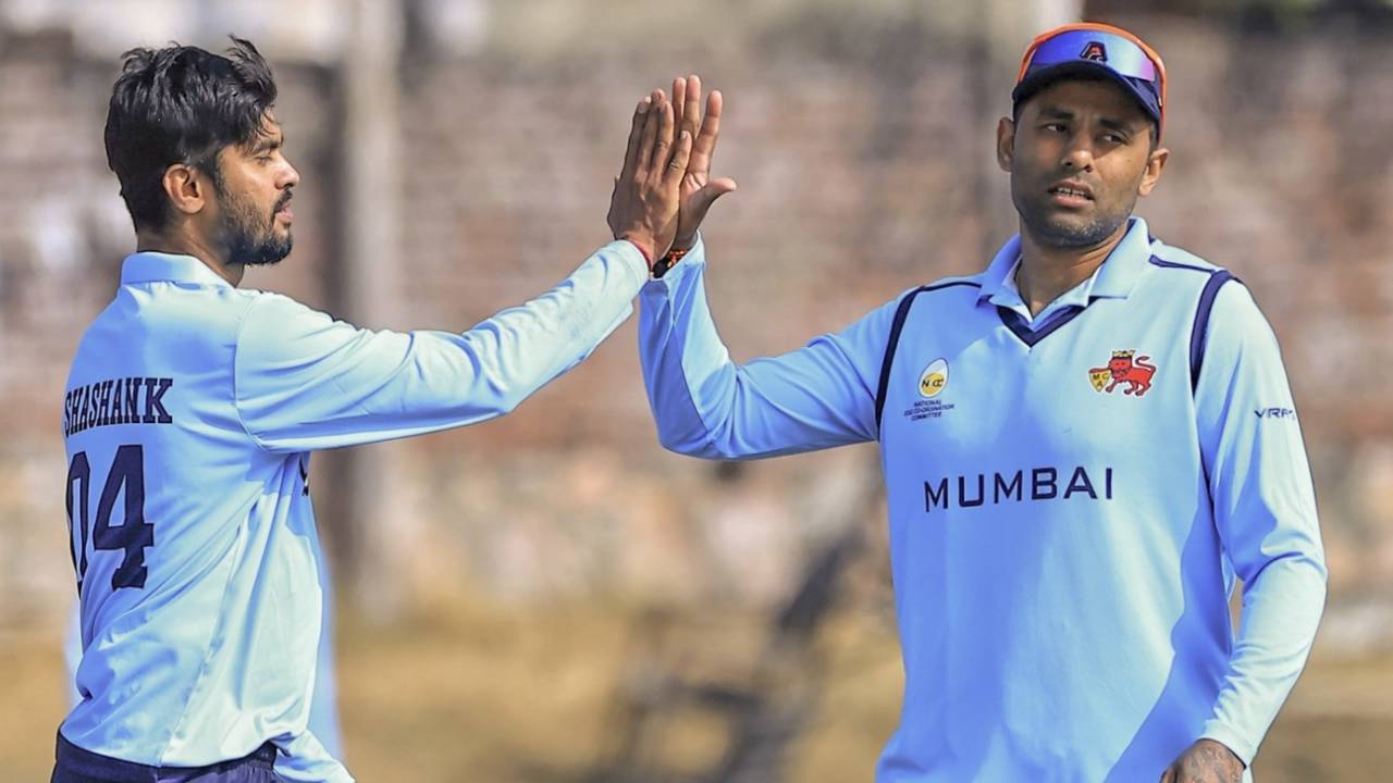 Shashank Attarde celebrates a wicket with Suryakumar Yadav, Mumbai vs Punjab, Vijay Hazare Trophy 2025-26, Jaipur, January 8, 2026