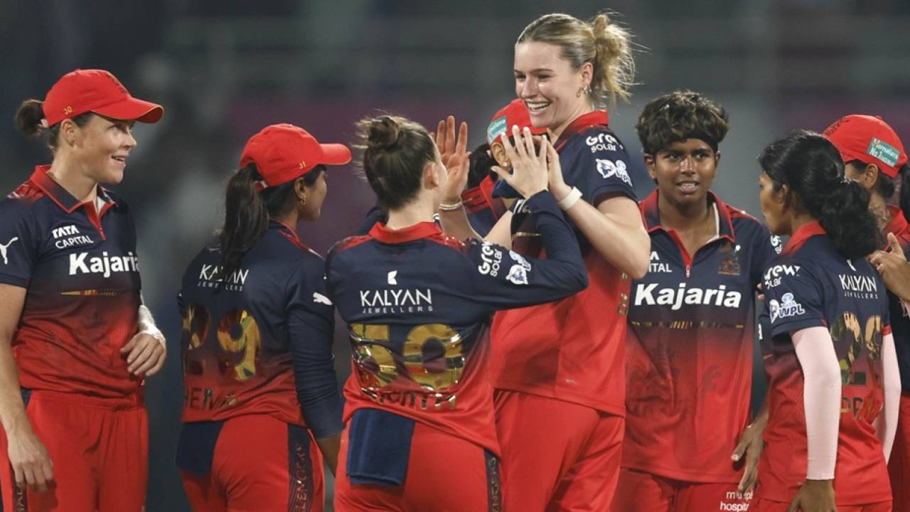 Lauren Bell was miserly with the new ball and also bagged a wicket in the powerplay, Mumbai Indians vs Royal Challengers Bengaluru, WPL, Navi Mumbai, January 9, 2026