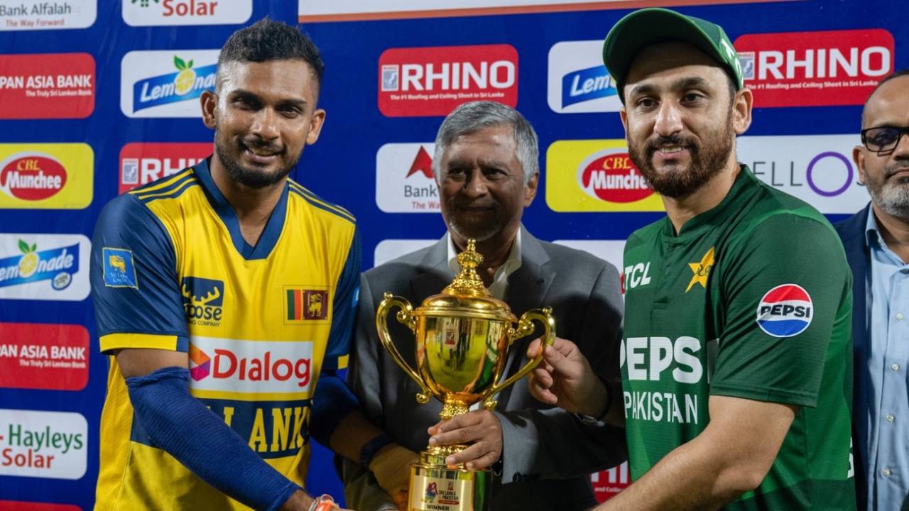 Dasun Shanaka and Salman Agha shared the T20I trophy, Sri Lanka vs Pakistan, 3rd T20I, Dambulla, January 11, 2026