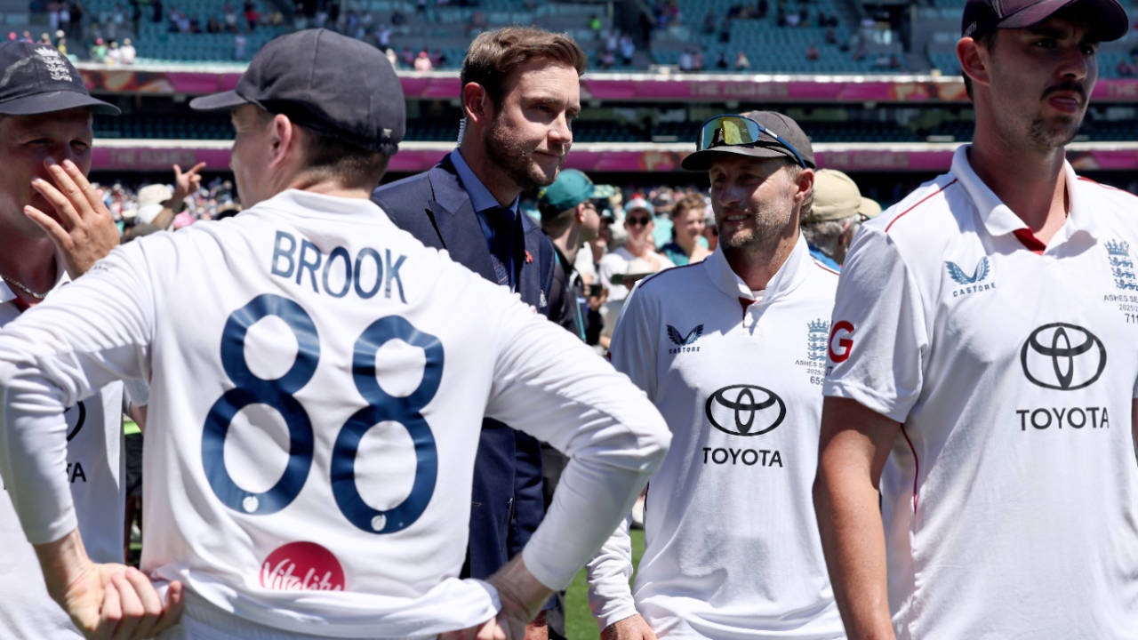 Stuart Broad talks to England's beaten players after the fifth Test at Sydney, Australia vs England, 5th Test, Sydney, January 8, 2025