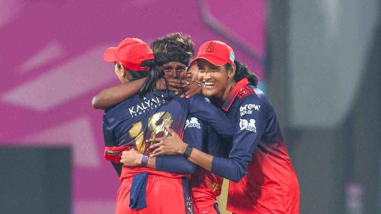 Arundhati Reddy is mobbed by team-mates after dismissing Beth Mooney, Gujarat Giants vs Royal Challengers Bengaluru, WPL, Navi Mumbai, January 16, 2026