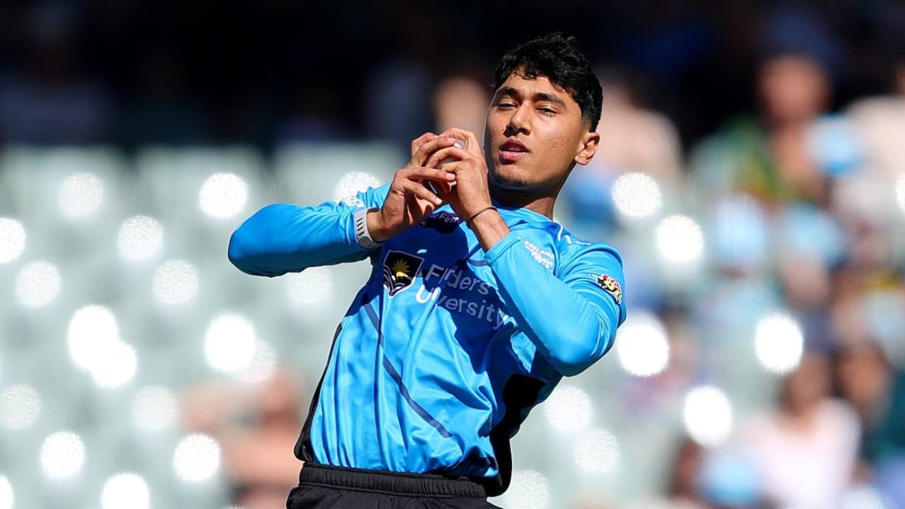 Jerrssis Wadia catches Jake Fraser-McGurk off his own bowling, Adelaide Strikers vs Melbourne Renegades, BBL, Adelaide, January 17, 2026