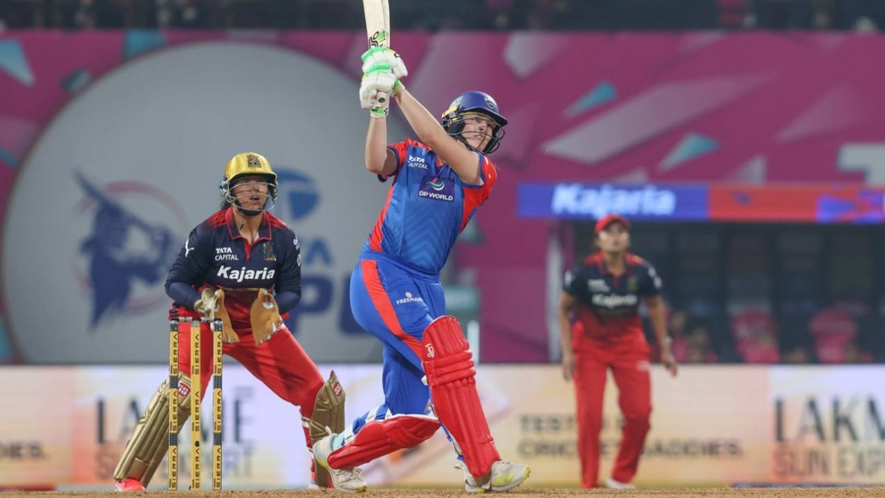 Lucy Hamilton hit Shreyanka Patil for two sixes, Delhi Capitals vs Royal Challengers Bengaluru, WPL, DY Patil Stadium, January 17, 2026