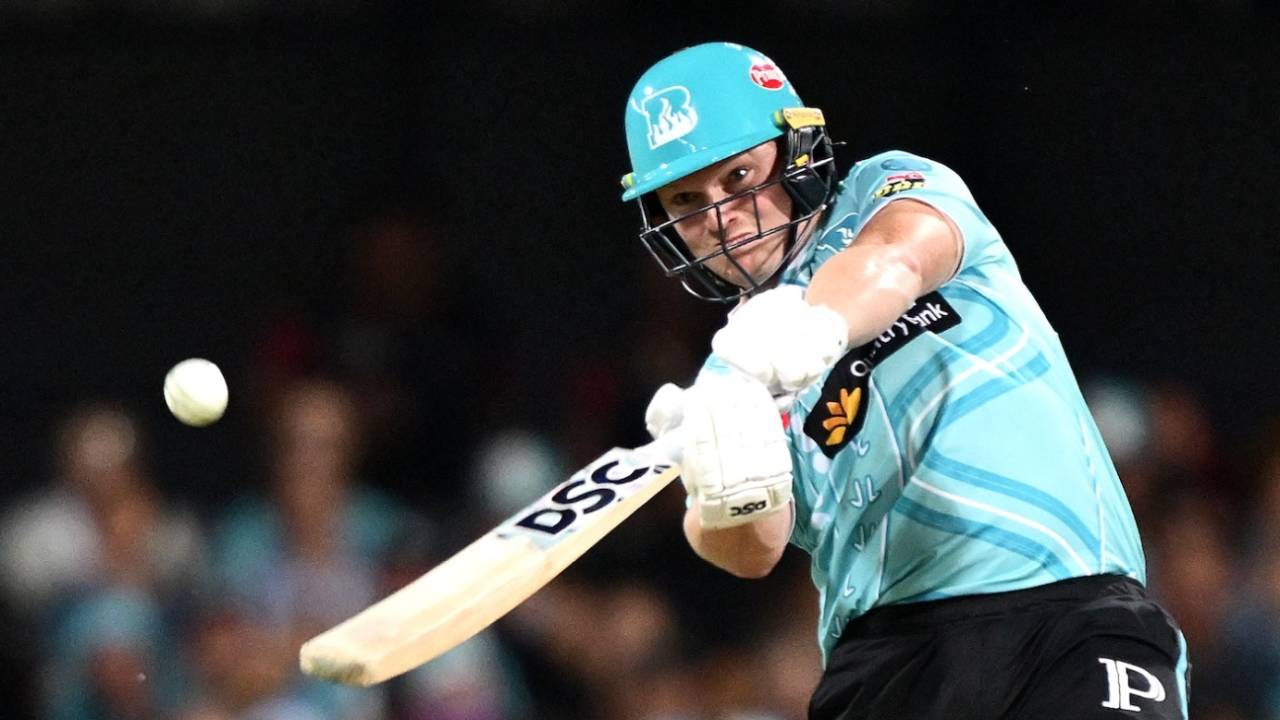 Max Bryant goes over the infield, Brisbane Heat vs Sydney Sixers, BBL, Brisbane, December 18, 2025