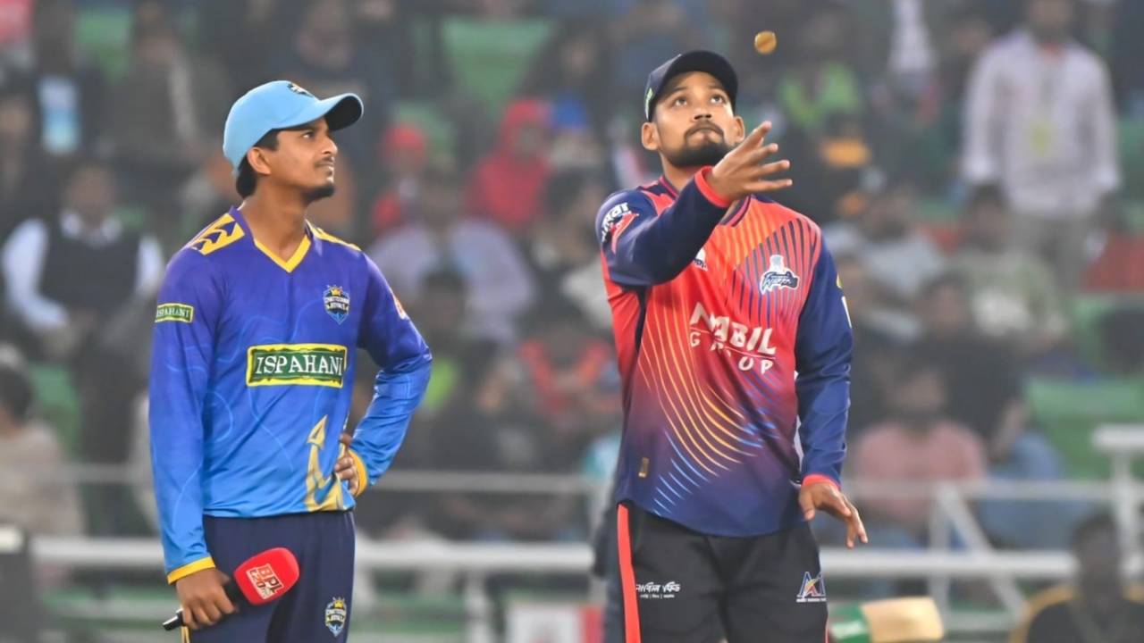 Najmul Hossain Shanto gives the coin a flip, Chattogram Royals vs Rajshahi Warriors, BPL, Qualifier 1, Dhaka, January 20, 2026