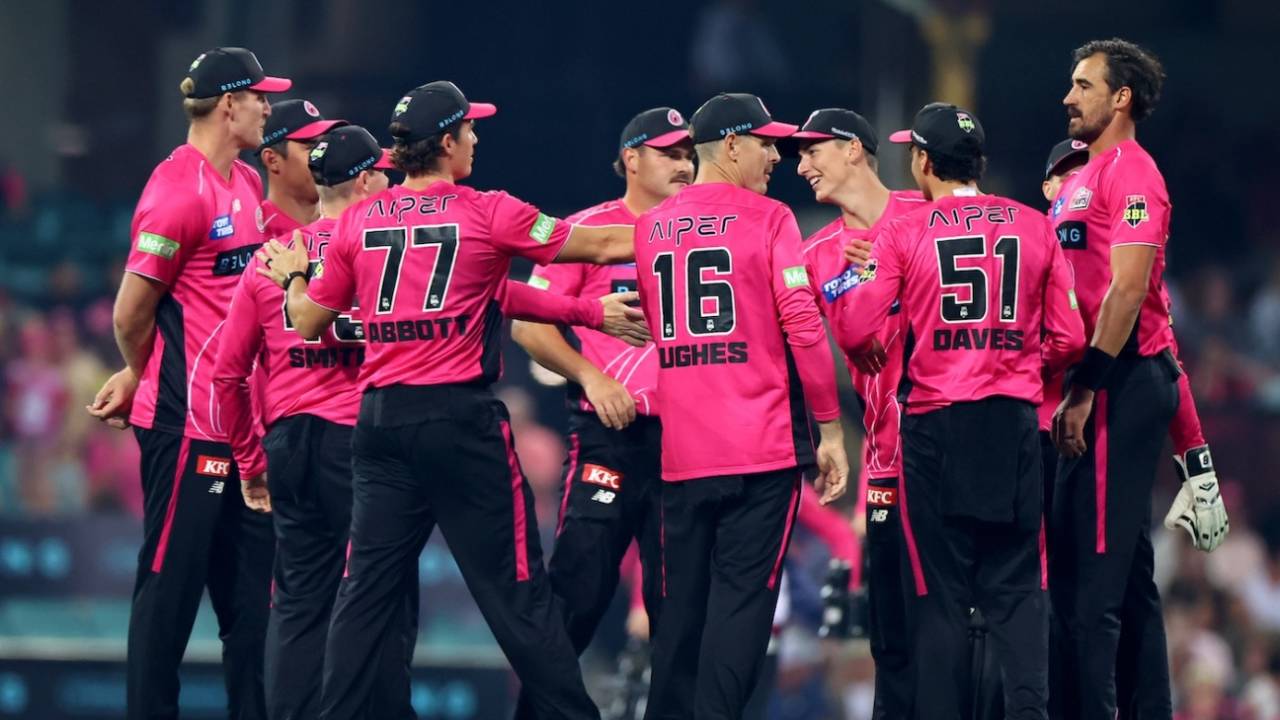 Mitchell Starc sent back Mitchell Owen, Hobart Hurricanes vs Sydney Sixers, BBL Challenger, Sydney, December 23, 2025