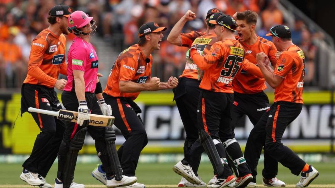 Aaron Hardie and Perth Scorchers celebrate the wicket of Steven Smith via DRS, Perth Scorchers vs Sydney Sixers, BBL, Final, Optus Stadium, January 25, 2026
