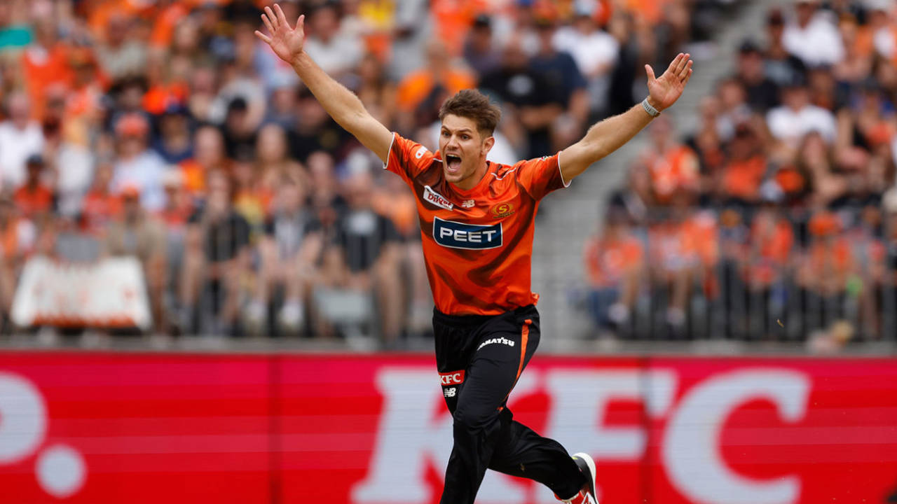 Aaron Hardie appeals for the lbw against Steven Smith, Perth Scorchers vs Sydney Sixers, BBL, Final, Optus Stadium, January 25, 2026
