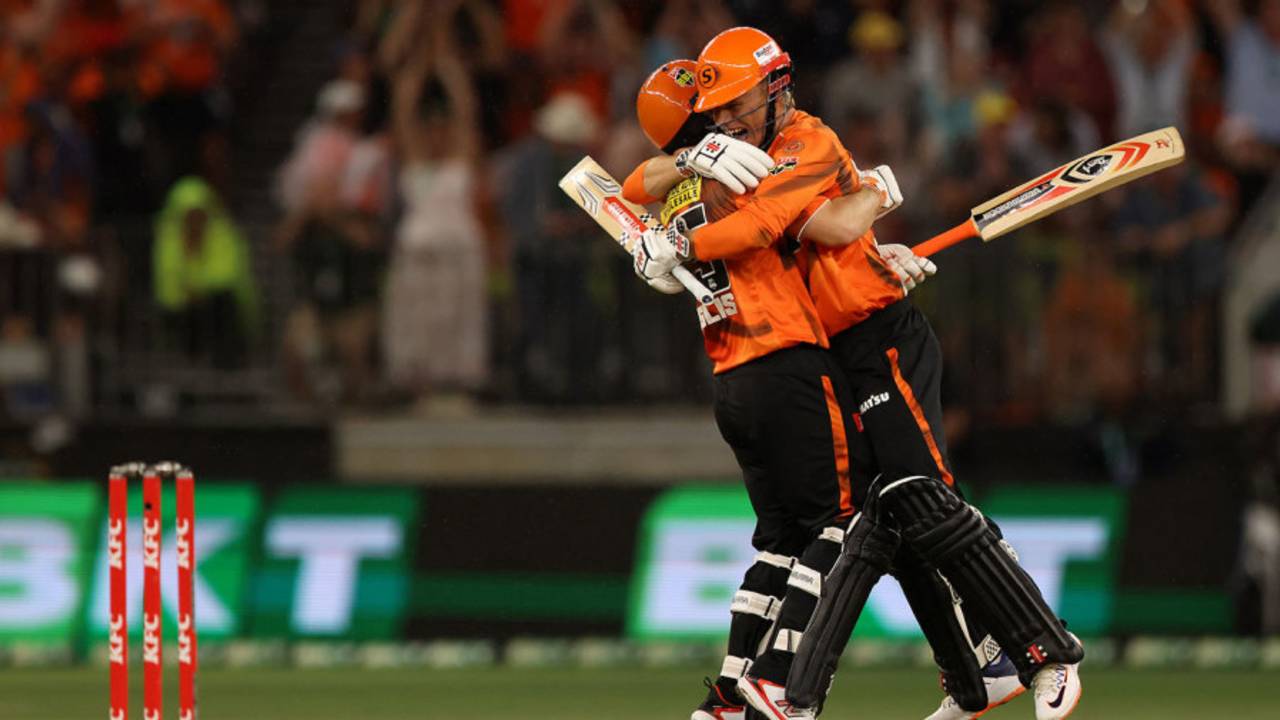Josh Inglis and Cooper Connolly embrace as the winning runs are scored, Perth Scorchers vs Sydney Sixers, BBL, Final, Optus Stadium, January 25, 2026