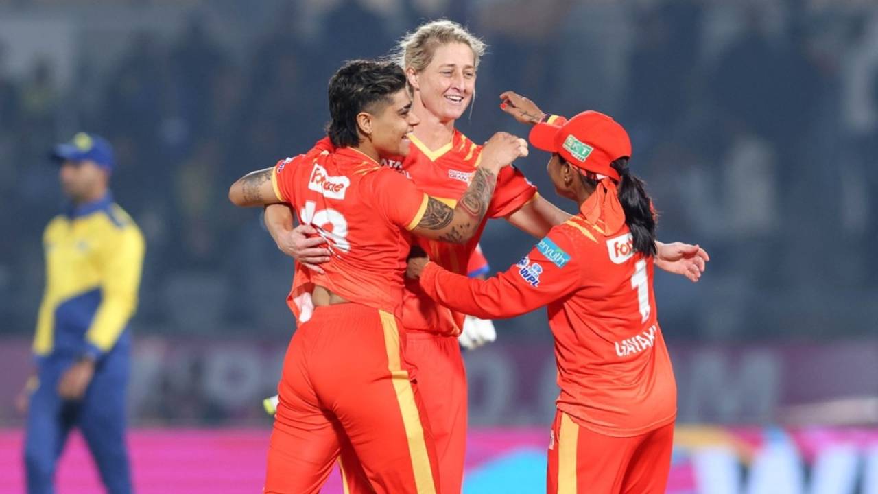 Kashvee Gautam and Rajeshwari Gayakwad hug Sophie Devine, Gujarat Giants vs Delhi Capitals, Vadodara, WPL, January 27, 2026