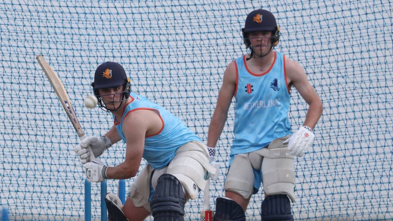 Zach Lion-Cachet goes big as Bad de Leede looks on, T20 World Cup 2026, Colombo, February 2, 2026