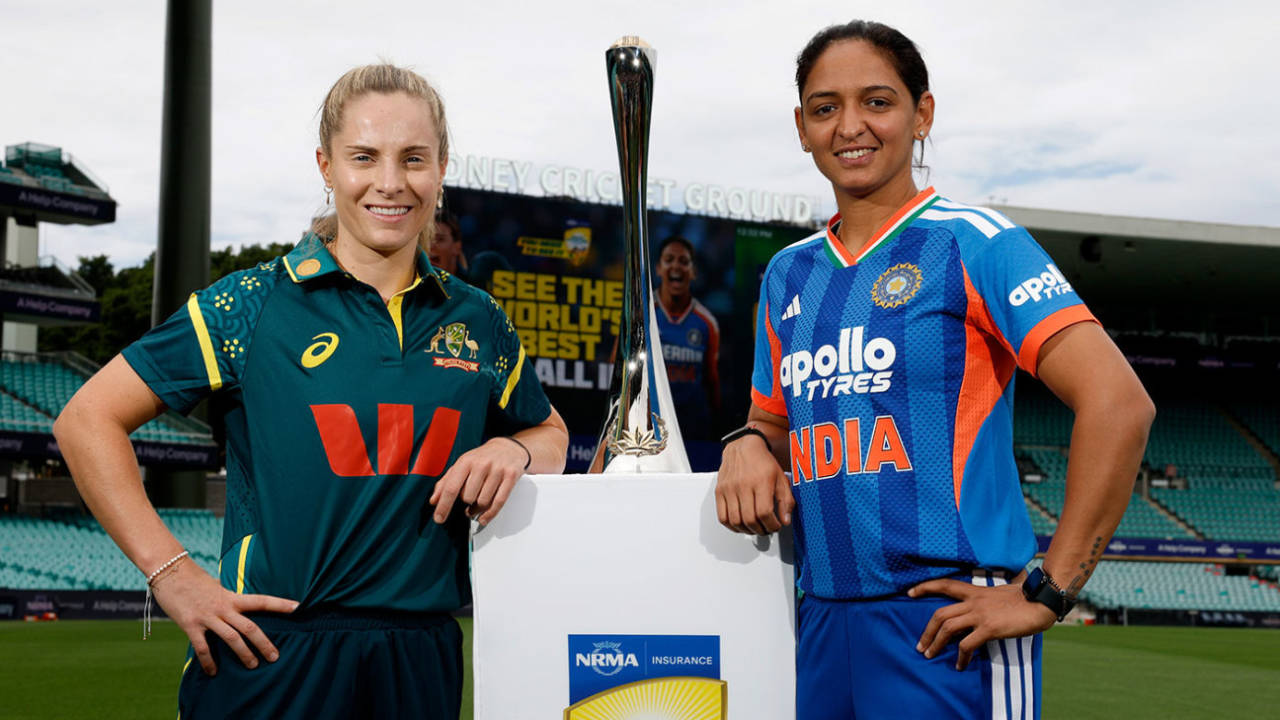 Sophie Molineux and Harmanpreet Kaur with the series trophy, SCG, February 14, 2026