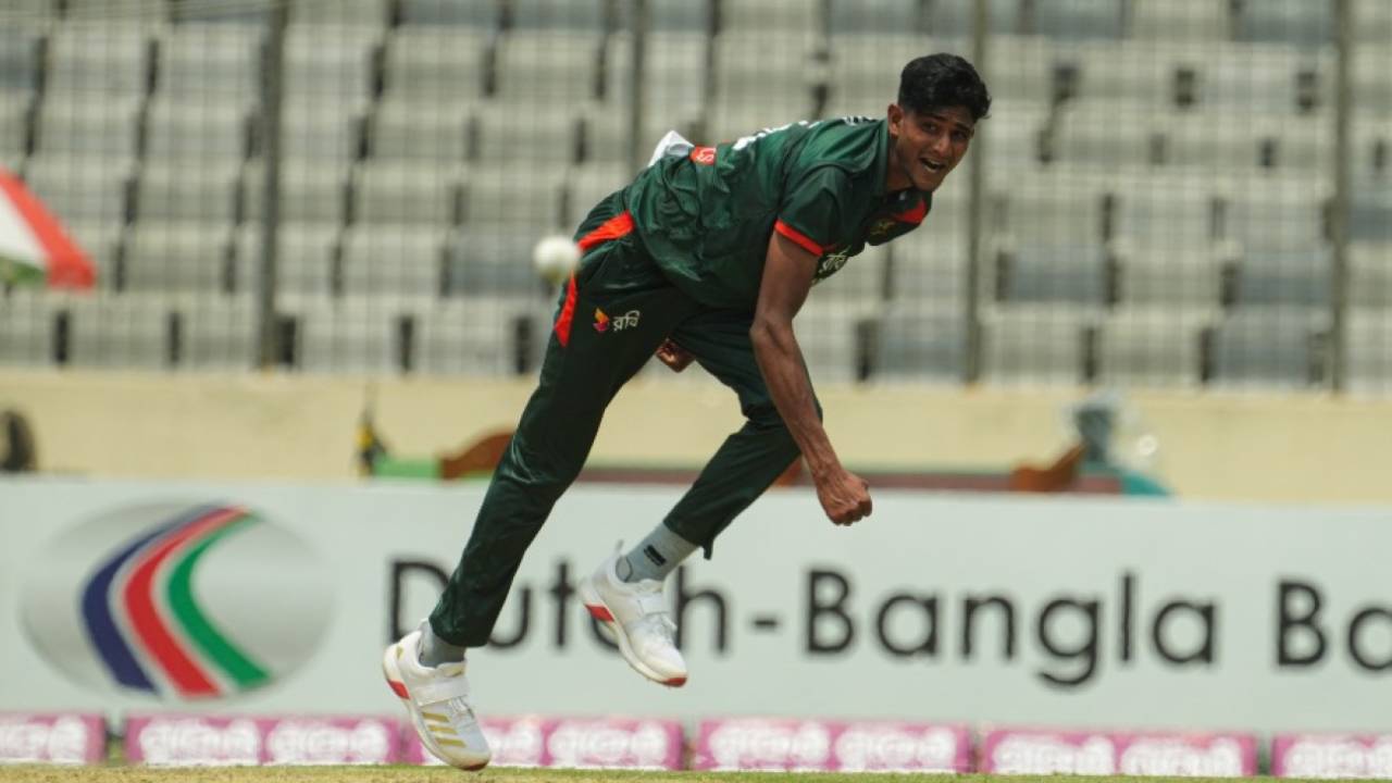 Nahid Rana took three of the first four New Zealand wickets, like in the opening game, Bangladesh vs New Zealand, 2nd ODI, Dhaka, April 20, 2026
