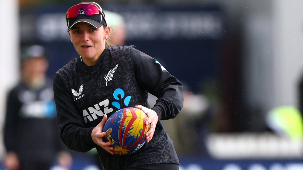 Melie Kerr warms up with a rugby ball between the rain interruptions, England vs New Zealand, 2nd women's ODI, Northampton, May 13. 2026