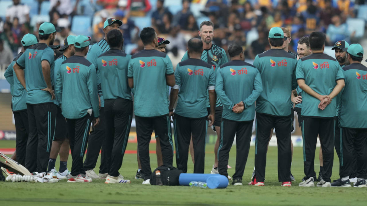 Fast bowling coach Shaun Tait in Bangladesh's huddle, Bangladesh vs Sri Lanka, Super Fours, Asia Cup, Dubai, September 20, 2025