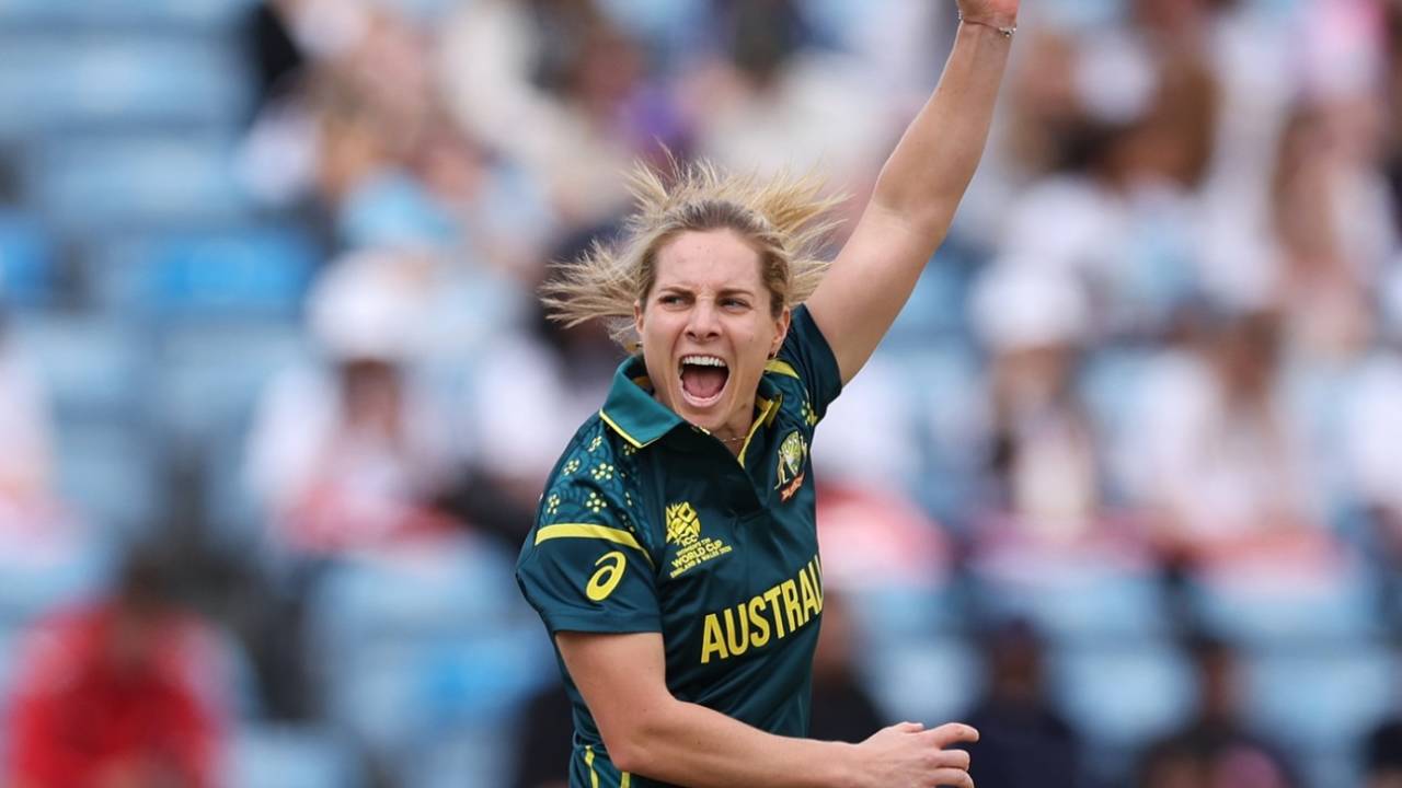 Sophie Molineux appeals after trapping Sharmin Akhter lbw, Australia vs Bangladesh, Women's T20 World Cup, Headingley, June 17, 2026